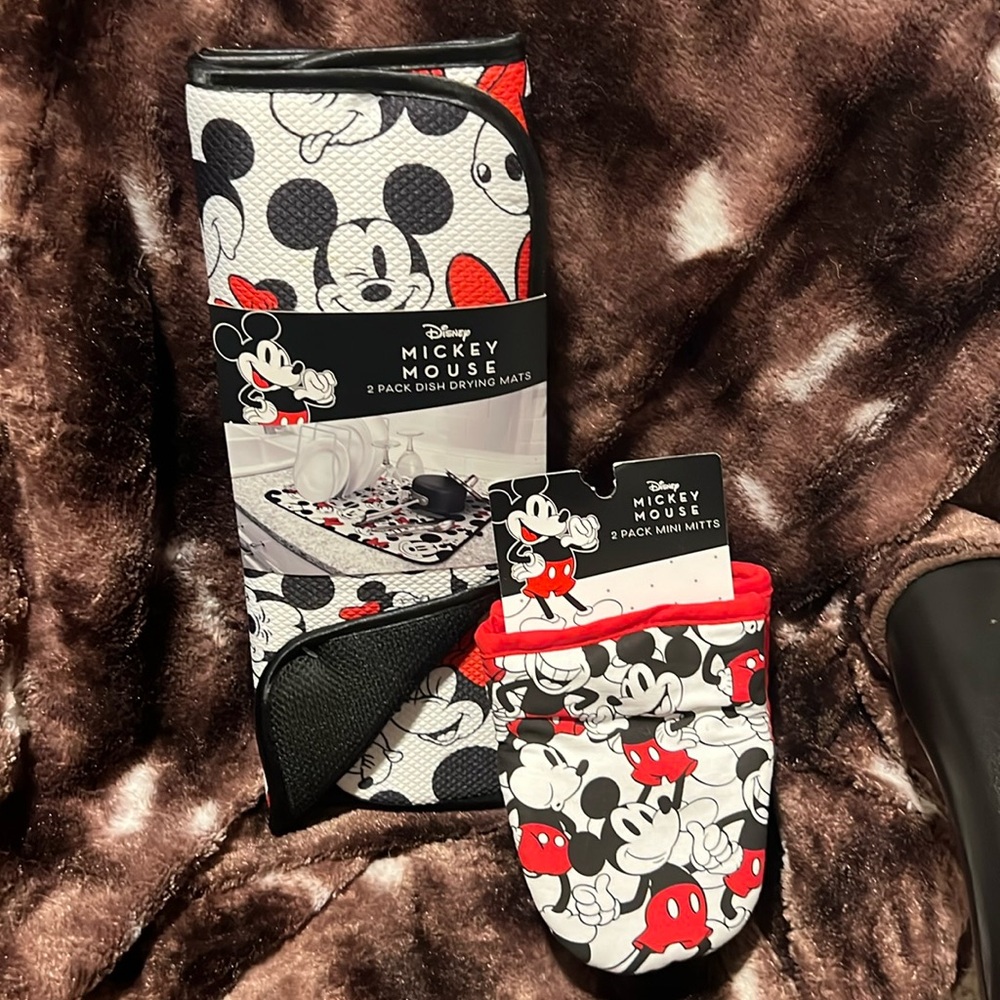 Bundle: Mickey Mouse Mini Oven Mitts with 2 pack Mickey Mouse Dish Drying Mats